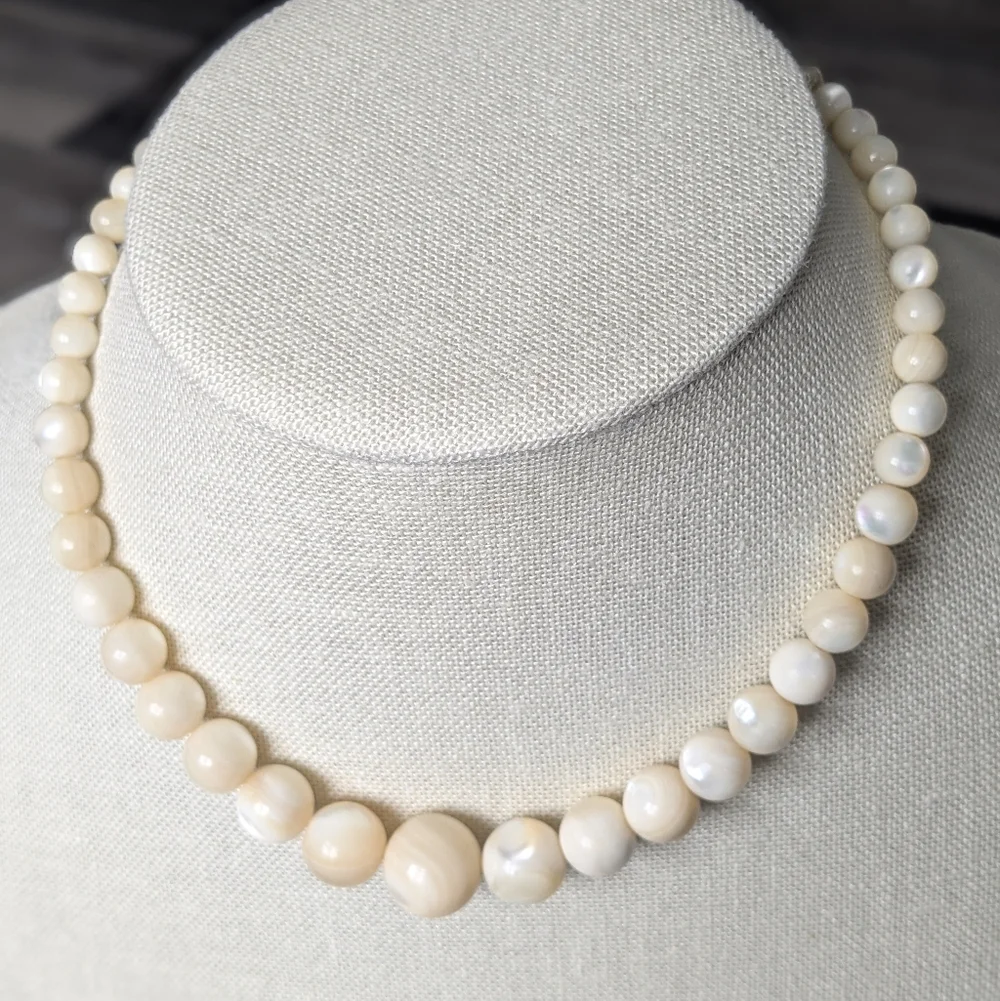 Vintage 1960s Cream Lucite Graduated Bead Necklace Ivory Faux Mother of Pearl - Picture 1 of 4
